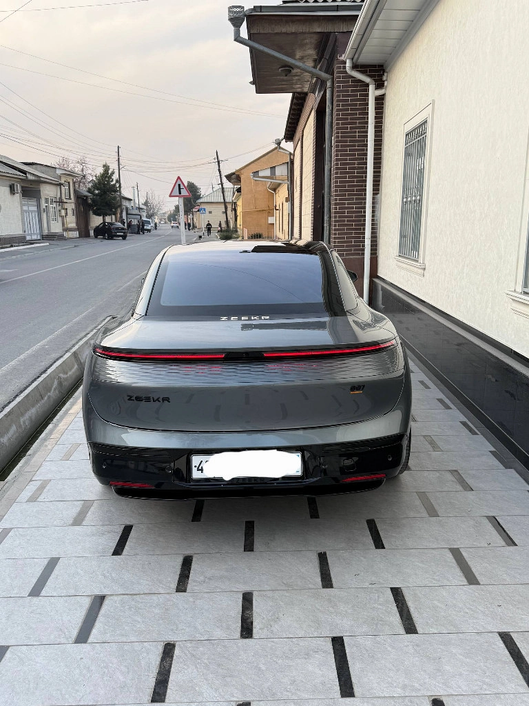 Zeekr 007
