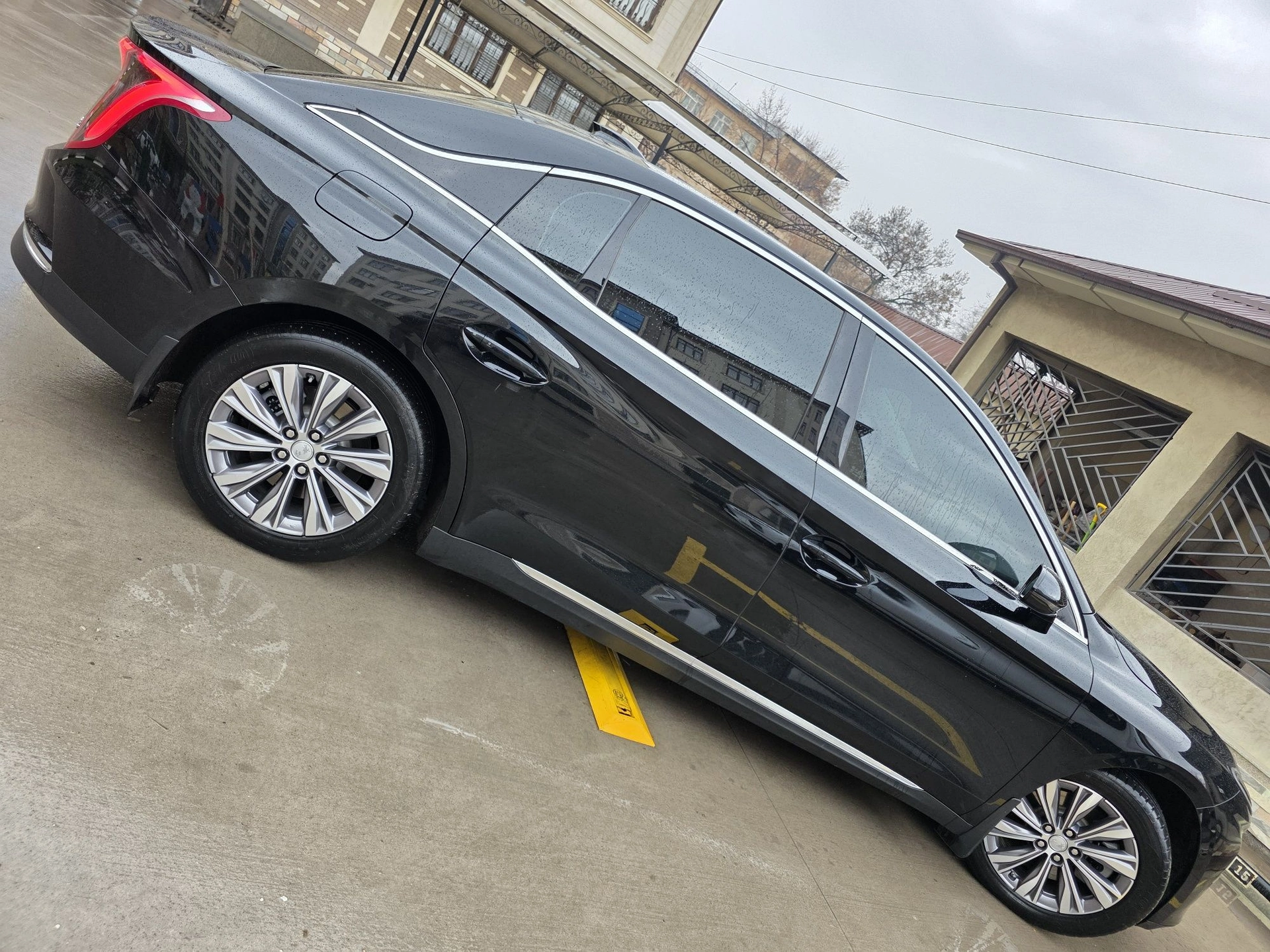 Hongqi E-QM5