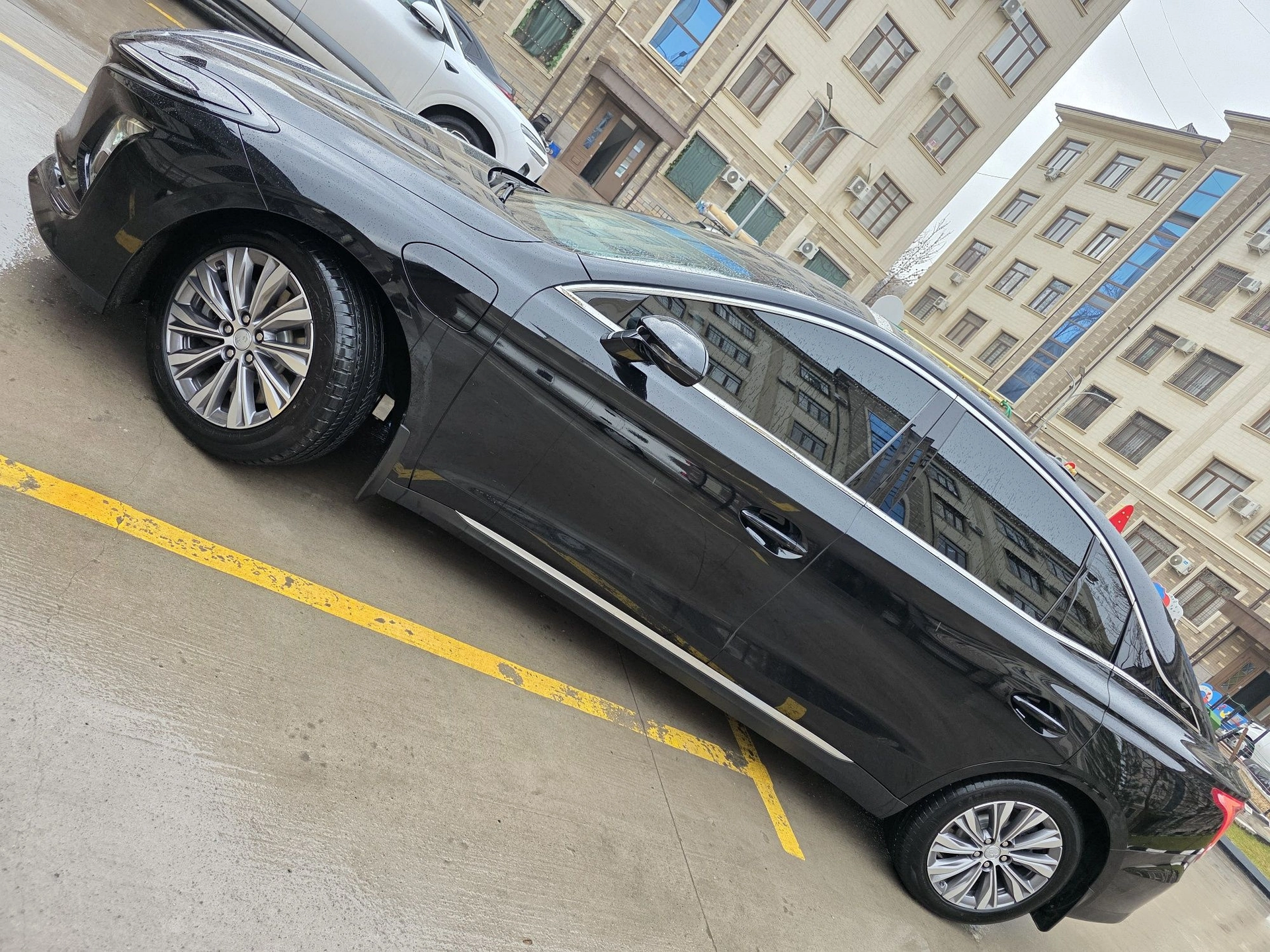 Hongqi E-QM5