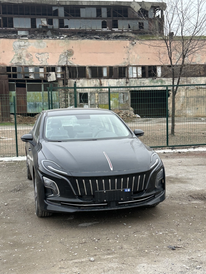 Hongqi E-QM5