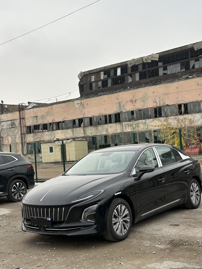 Hongqi E-QM5