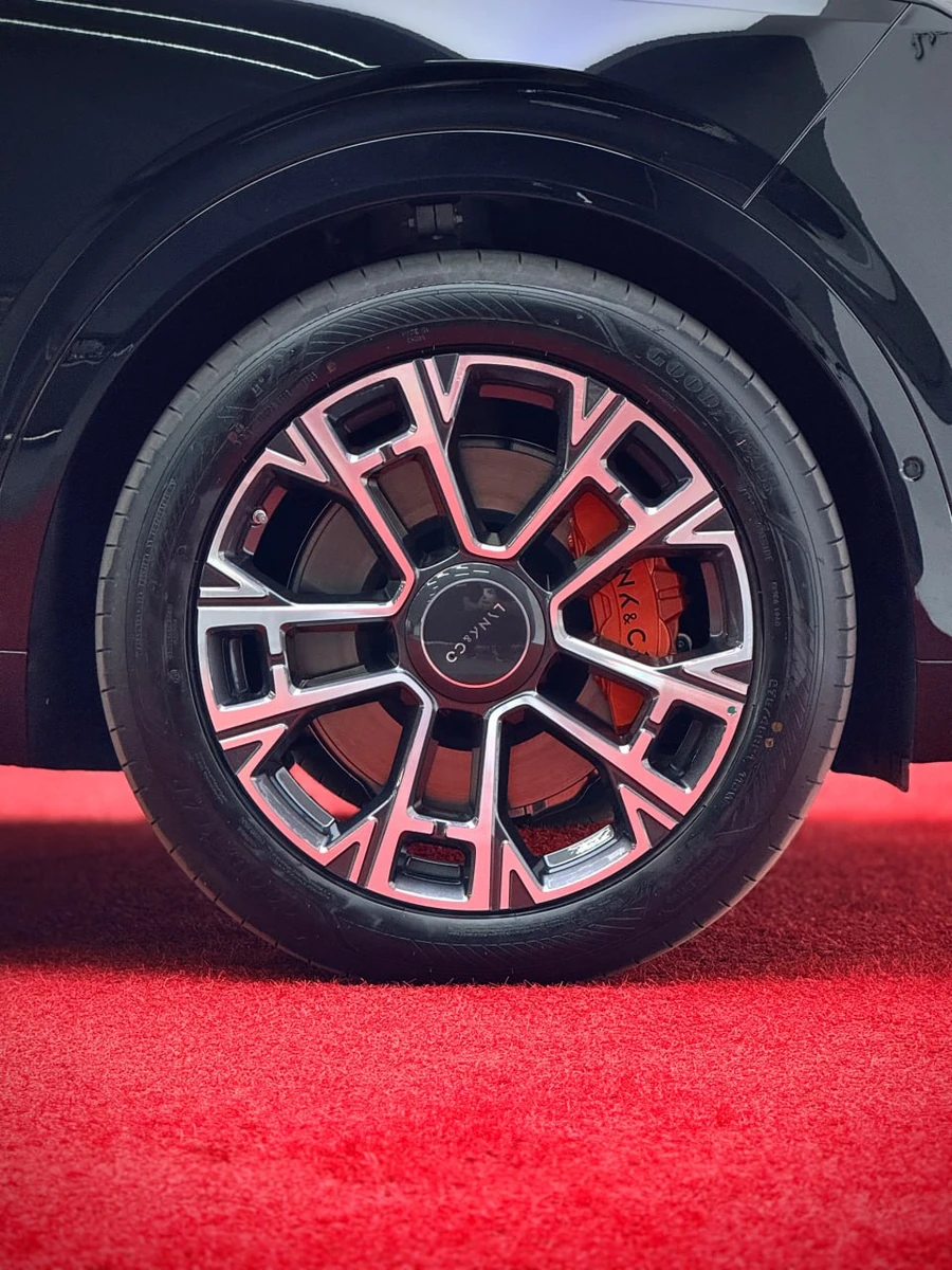Lynk & Co 900