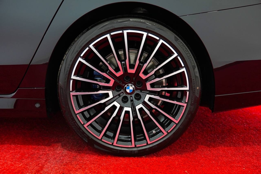 BMW i7