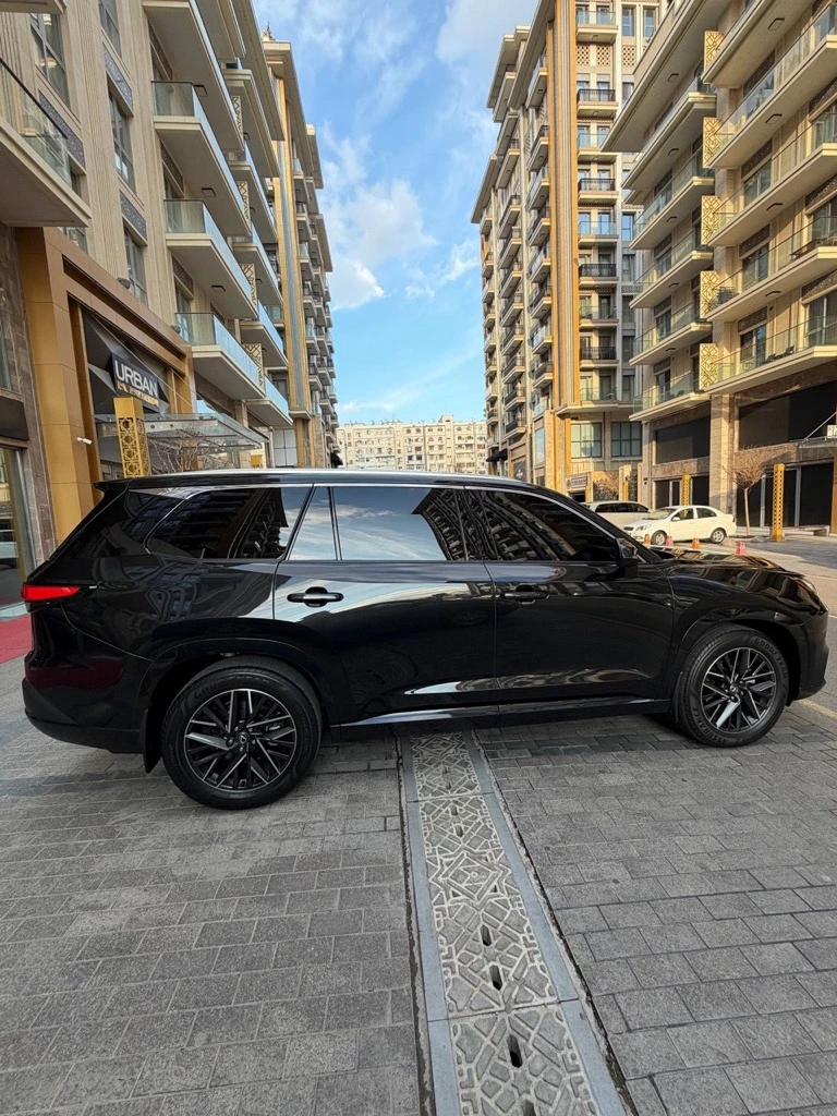 Lexus TX