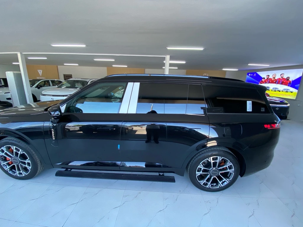 Lynk & Co 900