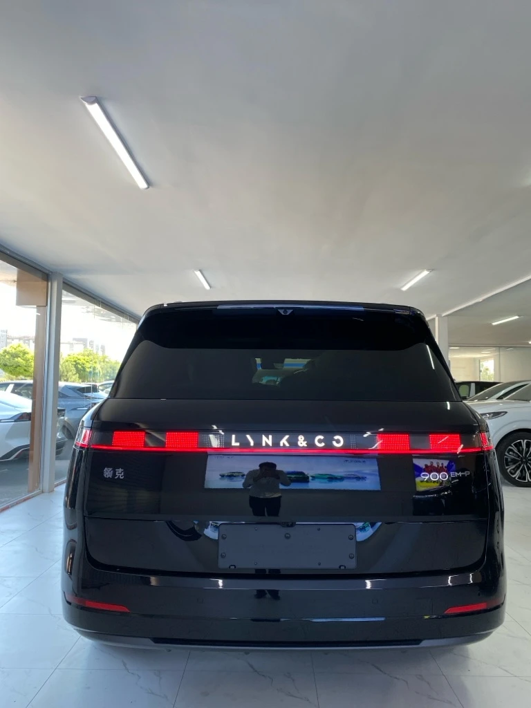 Lynk & Co 900