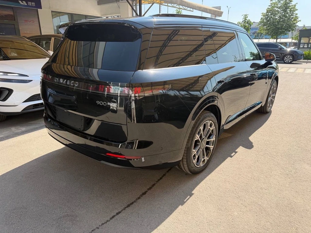 Lynk & Co 900