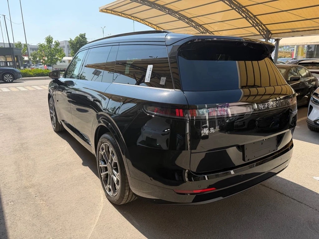 Lynk & Co 900