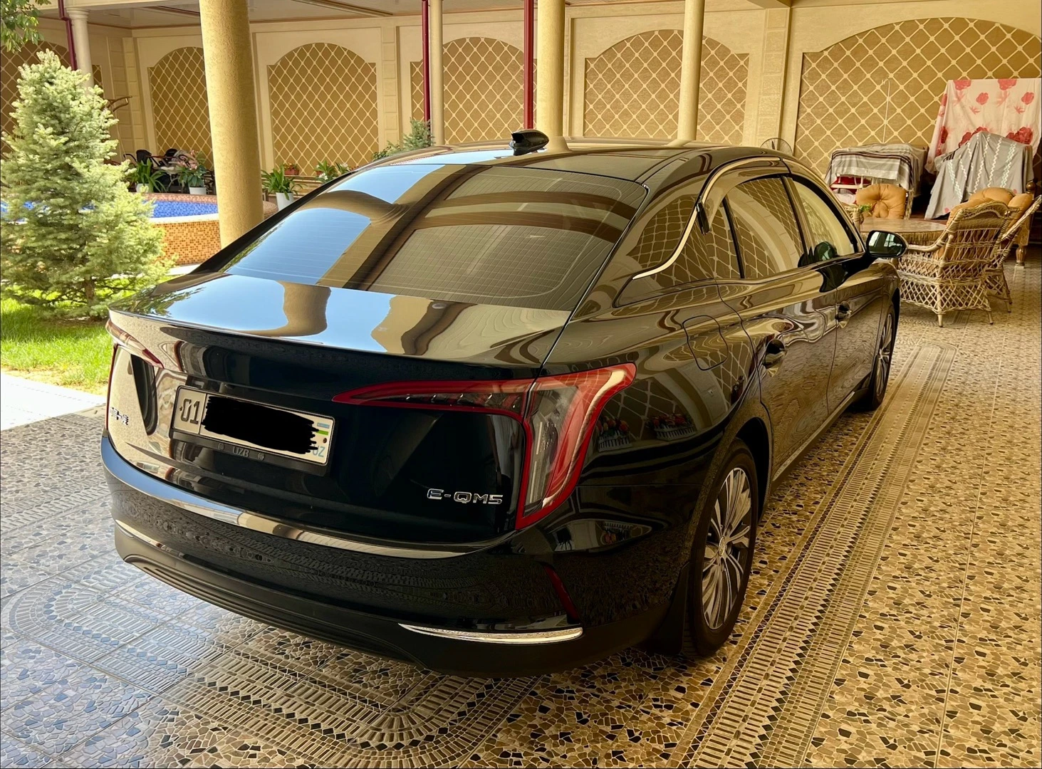 Hongqi E-QM5