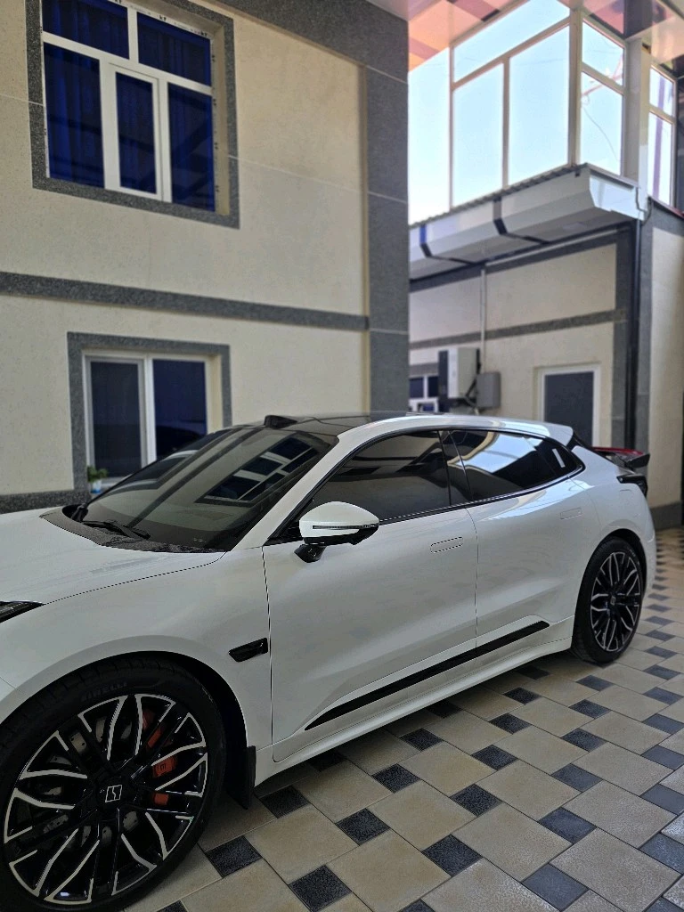 Zeekr 001