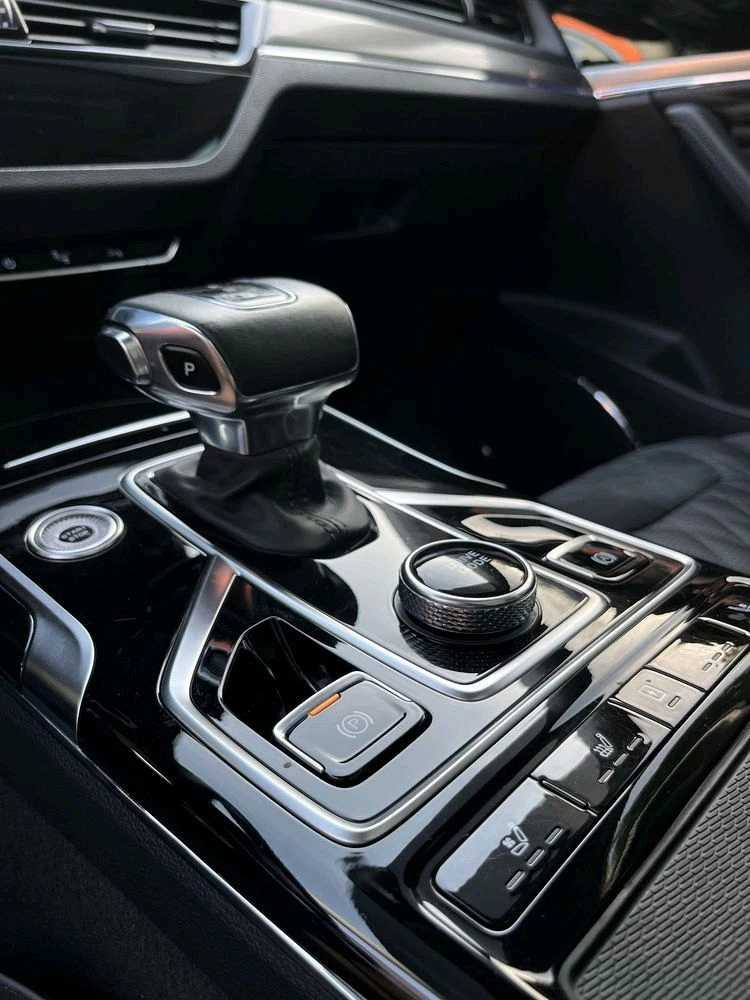 Hongqi HS5