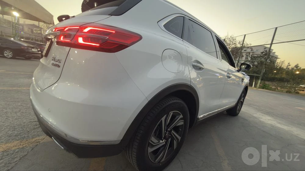 Hongqi HS5